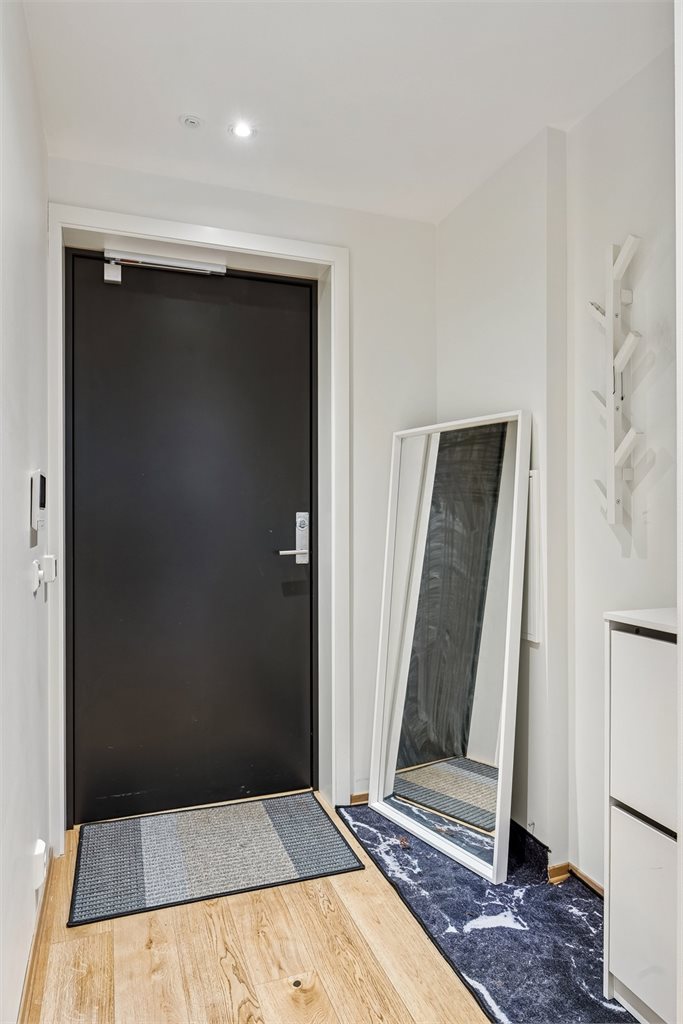 Velkommen inn! Det er plass til å henge av seg yttertøy og sette fra seg sko.