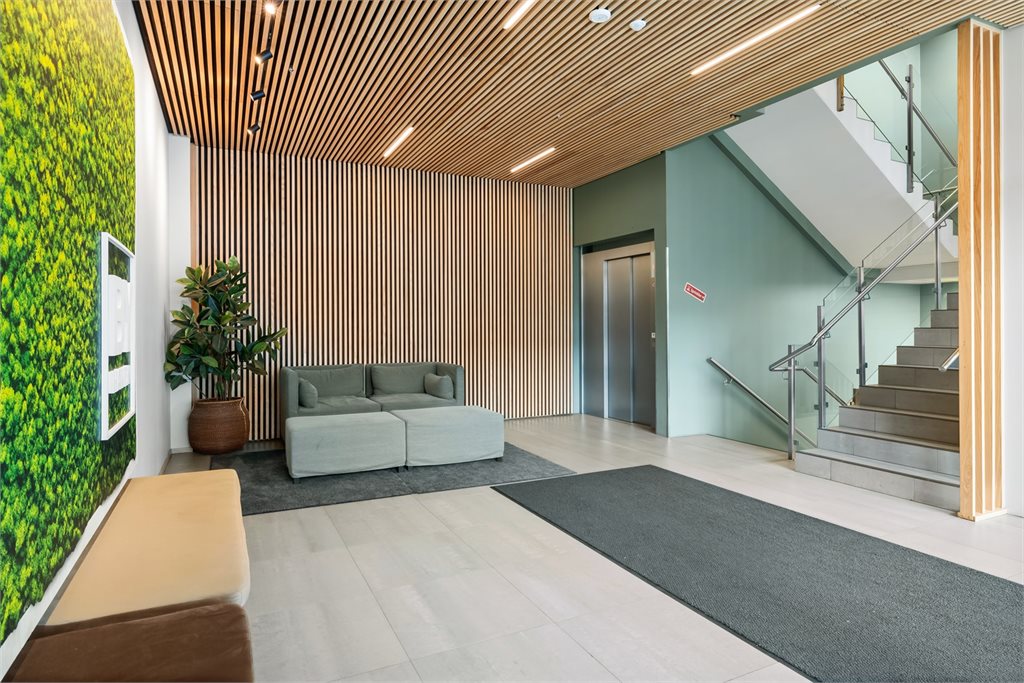 Du kan benytte både trapp og heis til leiligheten.