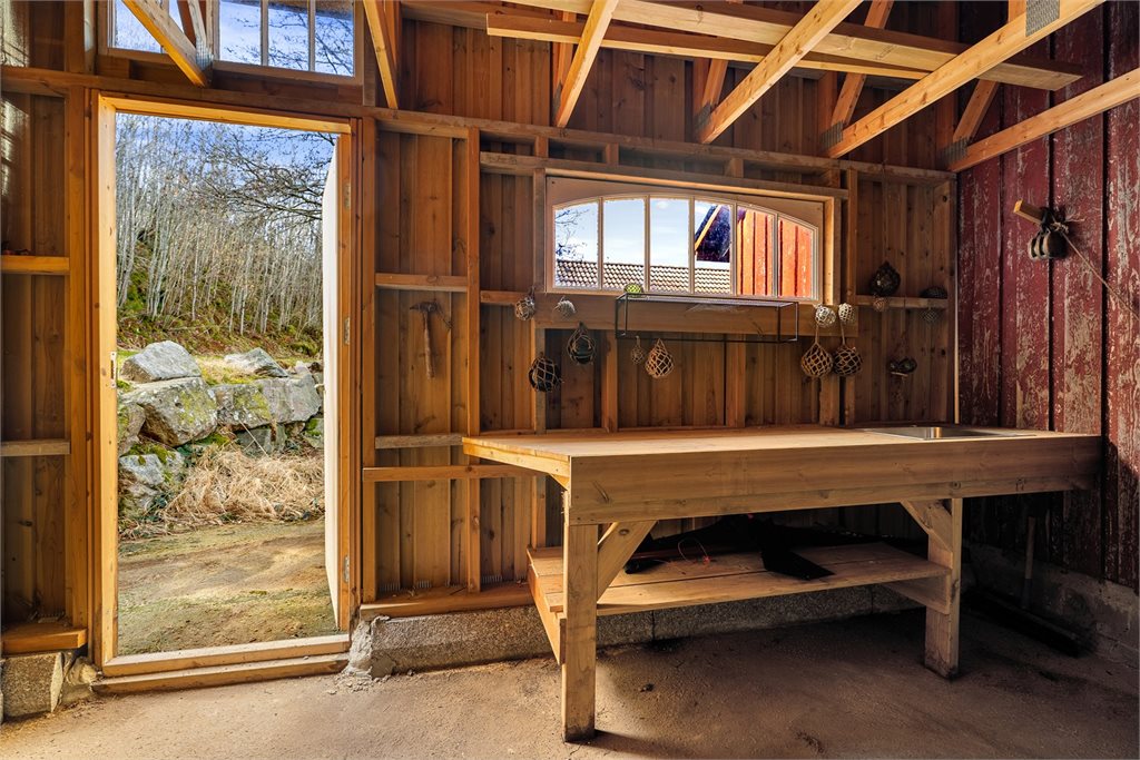 Sjøboden - gode oppbevaringsmuligheter. Sløyebenk