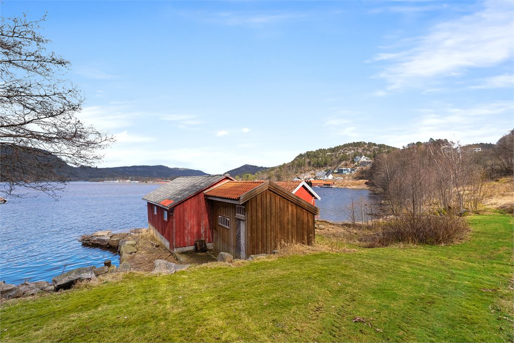 Båthus med stort bodareal 