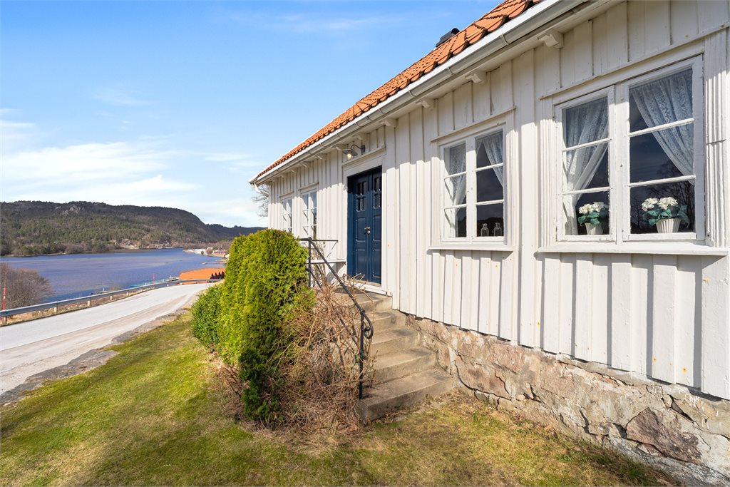 God sjøutsikt, her vist i retning elvemunningen inn til Vigeland sentrum- Selger erfarer lite trafikk på veien 