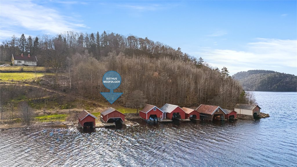 Båthus med sjøbod og brygge
