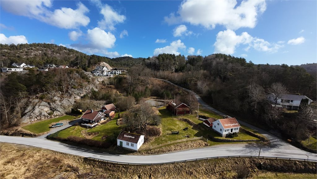 Handelen inbefatter Løe, våningshus, stabbur, båthus inkl. sjøbod. Skolehuset medfølger ikke i handelen og er i kommunens eie