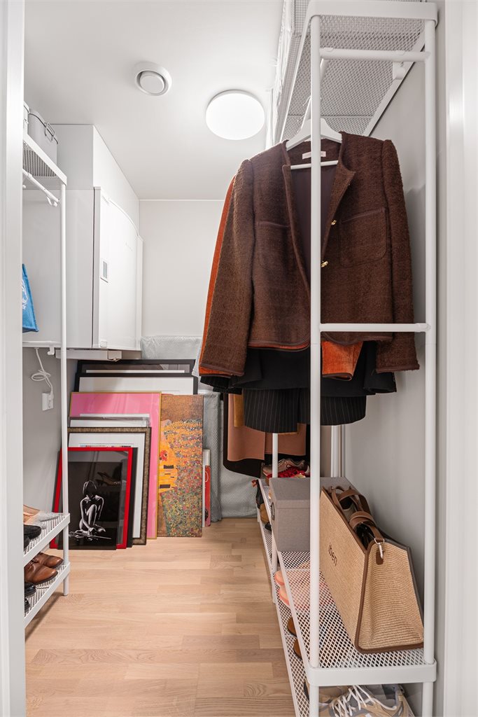 Innvendig bod som fungerer utmerket som kombinert garderobe og oppbevaringsrom.