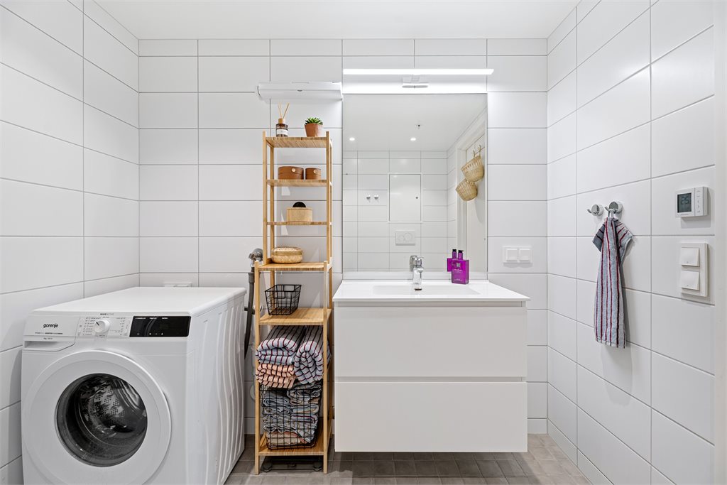 Badet har også opplegg for vaskemaskin og tørketrommel.