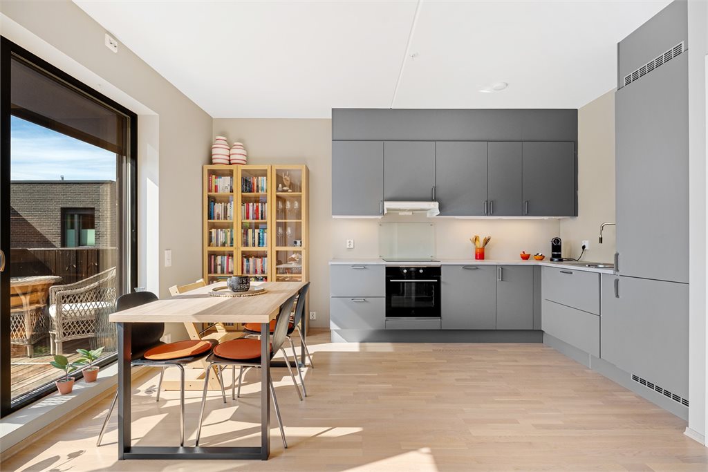 Leiligheten har direkte heisadkomst fra inngangsparti, og parkeringskjelleren der det følger med fast parkeringsplass med elbillader.