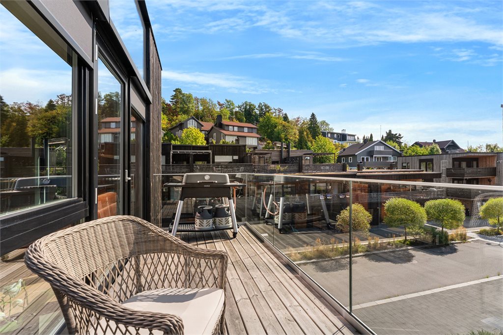 Her er det god plass til både grill og utemøbler. Terrassegulv i trykkimpregnert treverk.