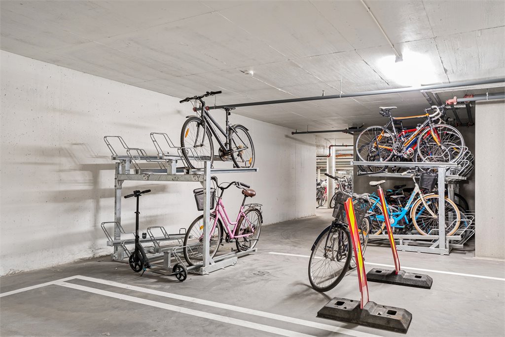 Felles sykkelparkering i kjeller.