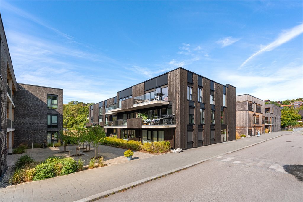 Fasade med mørk trekledning som bidrar til boligens moderne preg.