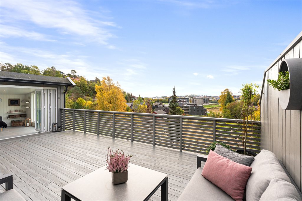 Stor og solrik uteplass med flott, fullisolert utestue som kan benyttes året rundt.