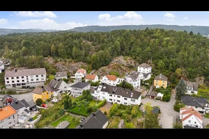 Flotte turområder i umiddelbar nærhet. Baneheia må nevnes med sine flotte badeplasser og tur/løpe -stier.