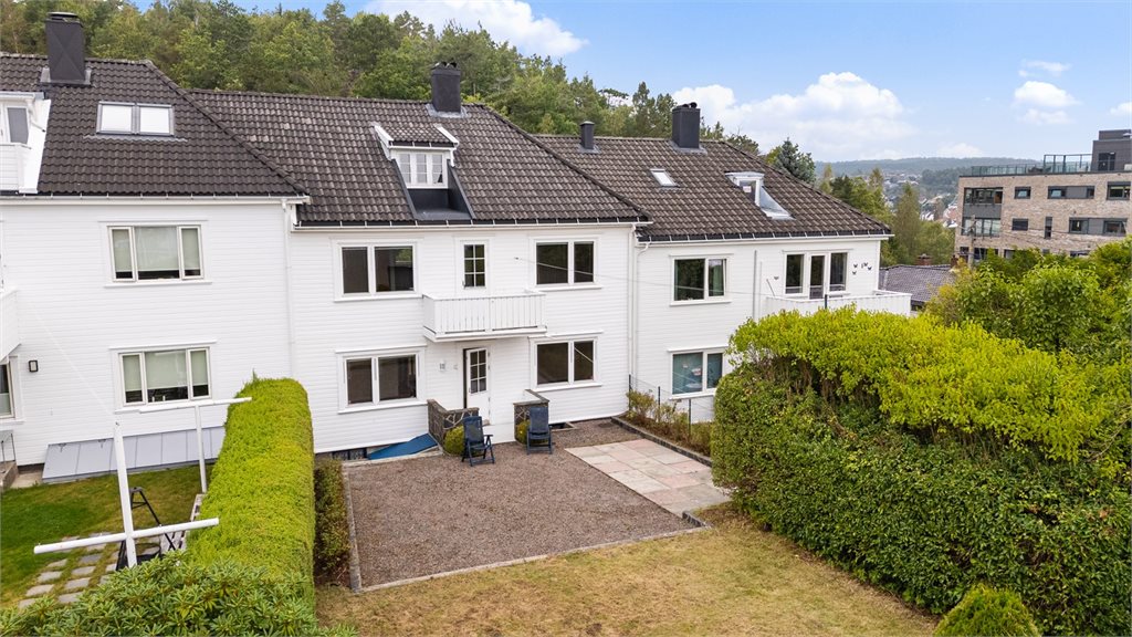 En stor bolig med utrolig mye potensiale - solrik stor hage og sentral beliggenhet.