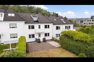 En stor bolig med utrolig mye potensiale - solrik stor hage og sentral beliggenhet.