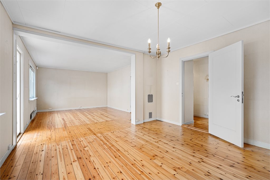 Det er stor stue med god plass til ulike soner. Det må nevnes at det trolig er gode muligheter for andre romløsninger (dog kan dette være søknadspliktig, kontakt megler for info).