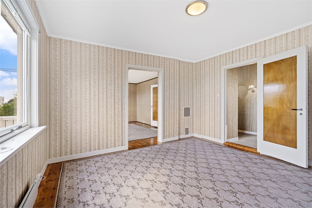 I andre etasje er det stor stue, soverom samt baderom og kjøkken.