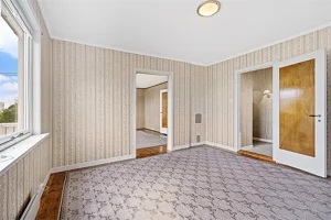 I andre etasje er det stor stue, soverom samt baderom og kjøkken.