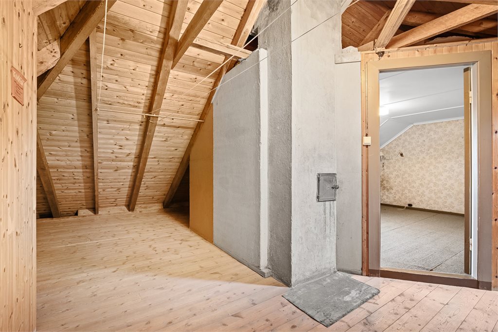 Det er god takhøyde og godt med oppbevaring på loft.