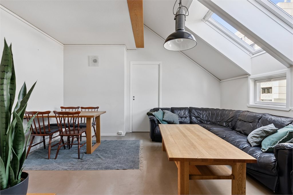 Romslig stue med store vindusflater