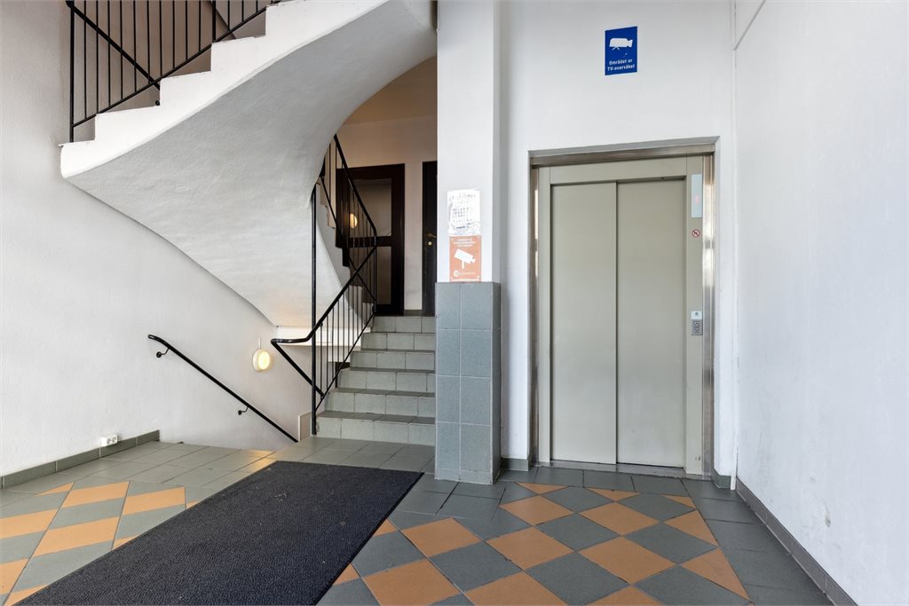 Heis og trappeoppgang