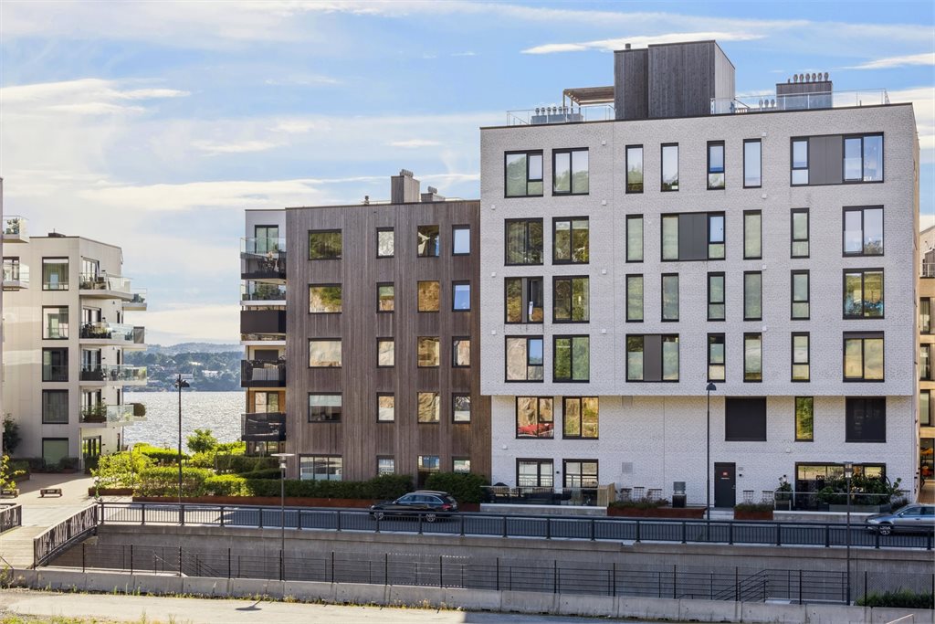 Leiligheten har en særdeles attraktiv beliggenhet i populære Kanalbyen – et moderne og maritimt byområde som kombinerer det beste av urbant byliv og rolige omgivelser ved vannkanten. 