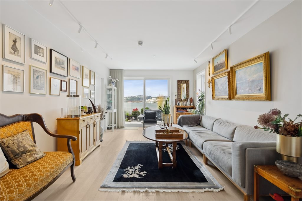 Leiligheten ligger i byggets toppetasje og en praktisk planløsning. 