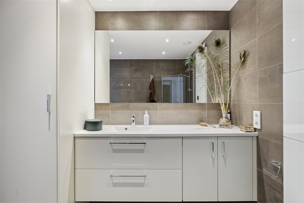 Det er vannbåren varme i gulv og lekre, tidløse fliser. 