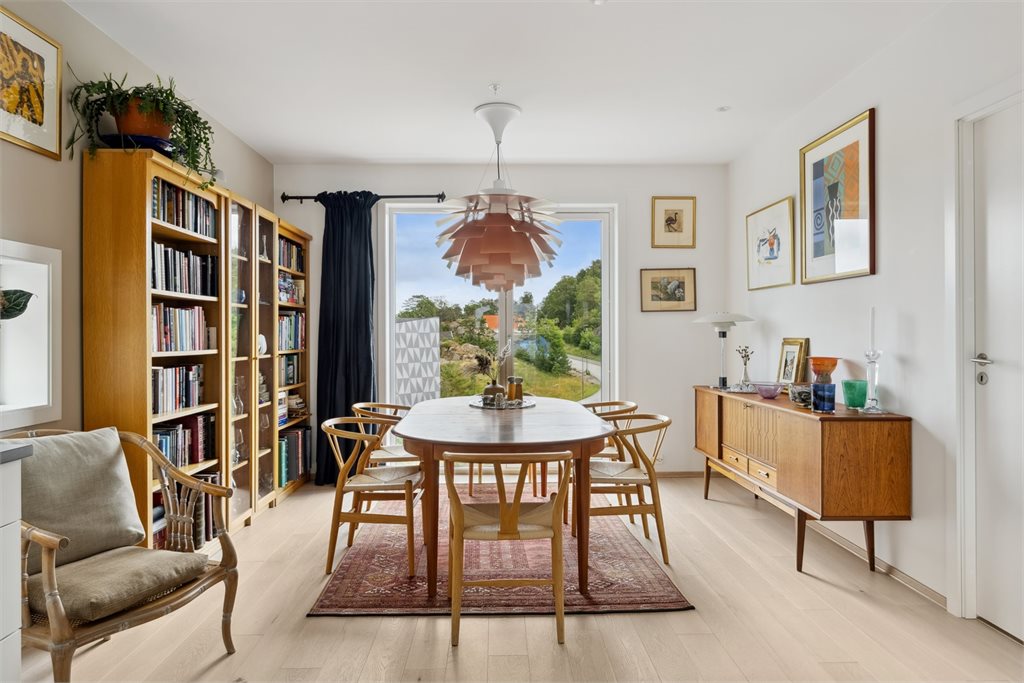 Ved kjøkkenet finner du en naturlig plassering for spisebordet. 