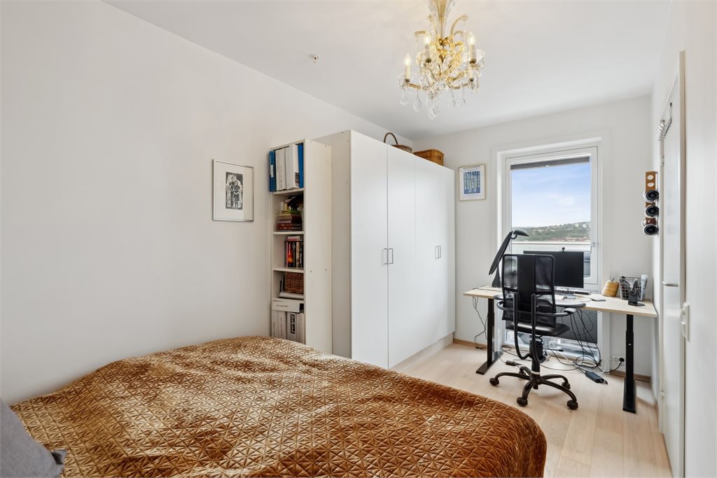 Her innredet som gjesterom og kontor. 