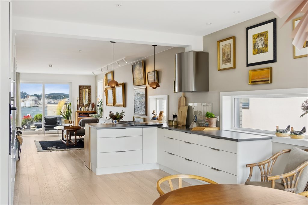 Den åpne løsningen gjør det måde enkelt å gøy å underholde samtidig som du lager middag, perfekt for å invitere. 