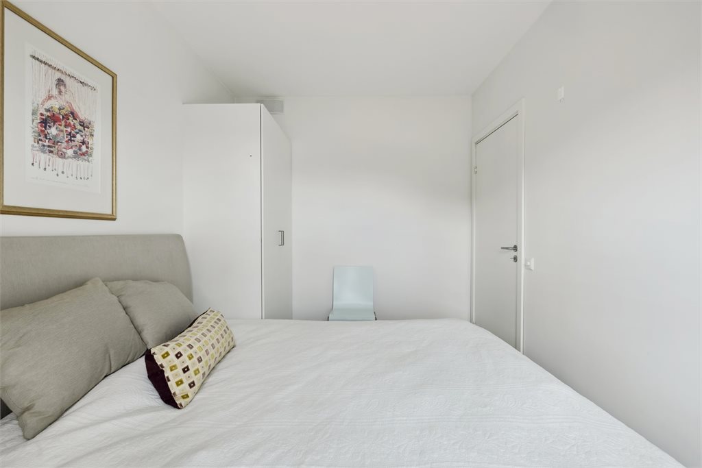 Hovedsoverom er innredet med dobbeltseng og garderobe