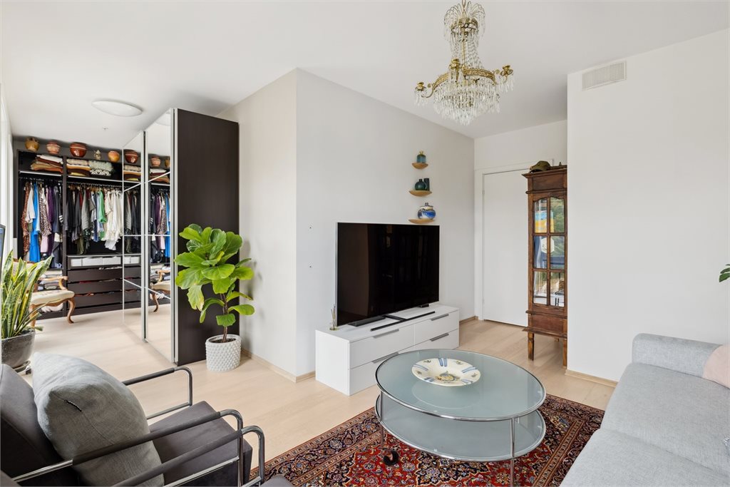 Her er det også innredet med store garderobeskap som gir rikelig med oppbevaring. 