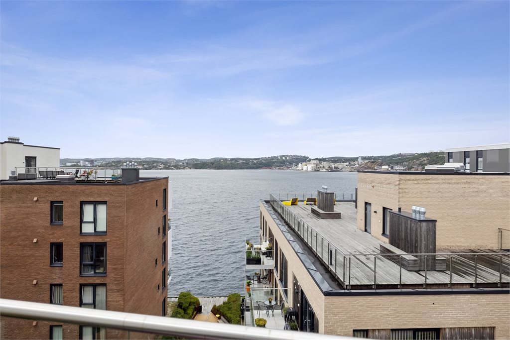 Boligen ligger i byggets 6. etasje, som også er øverste etasje, og byr dermed på en tilbaketrukket og privat beliggenhet med gode lysforhold og luftige omgivelser. Over leiligheten finner du en stor takterrasse. 