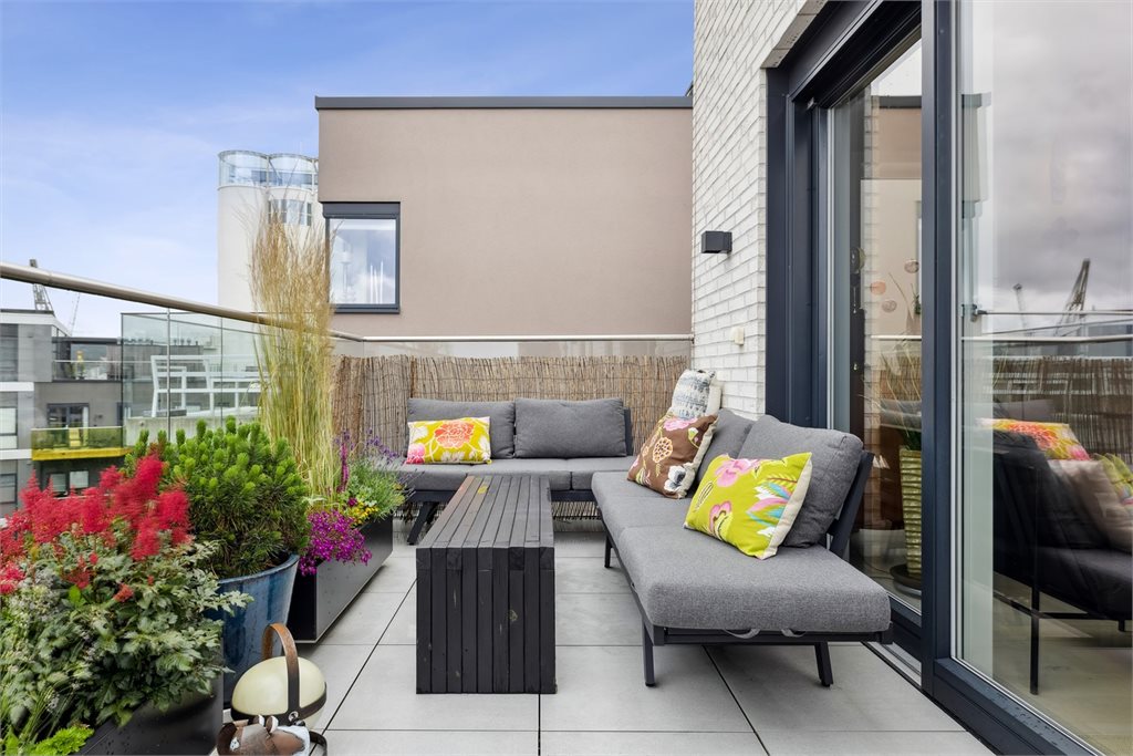 Fra stuen er det utgang til balkongen med gode solforhold. 