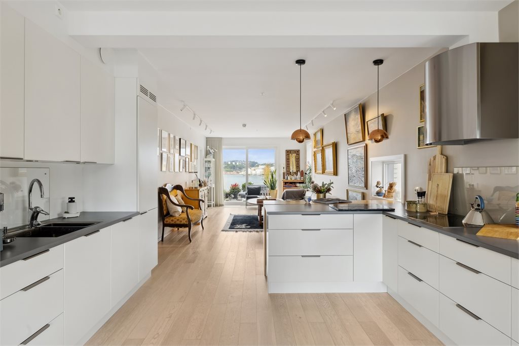 Kjøkkenet holder en moderne standard, kjøkkenfronter ble byttet i 2025. 