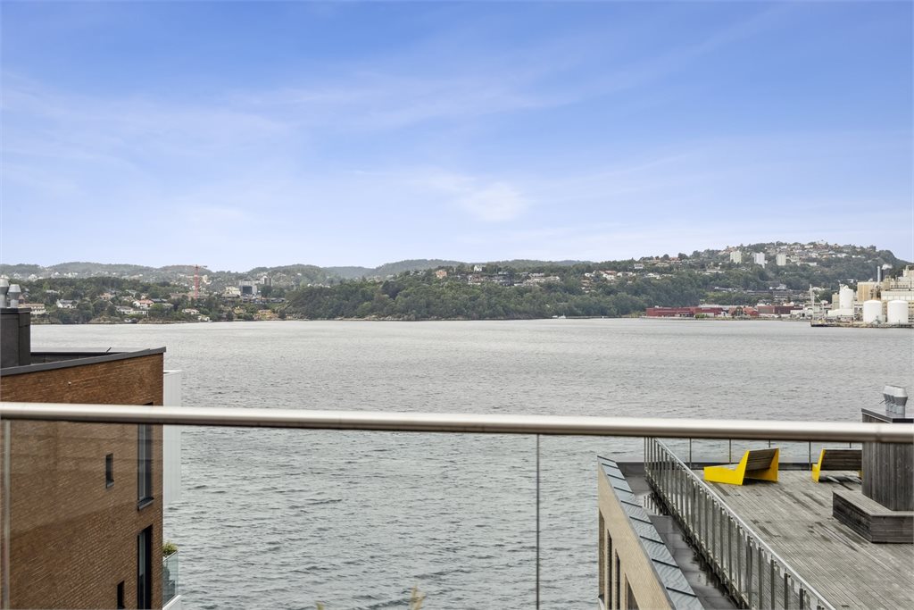 Fantastisk utsikt mot havet og usjenert i byggets toppetasje. 