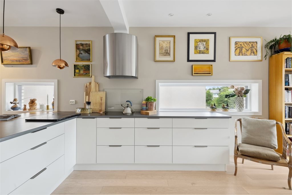 Det er integrerte hvitevarer av god kvalitet. 