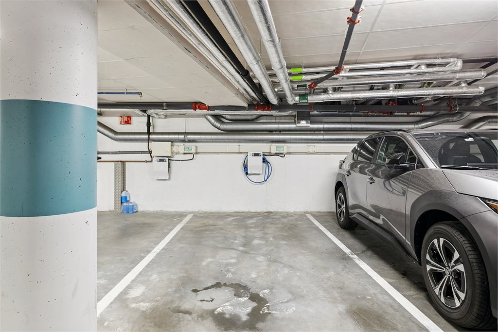 Bilen parkerer du enkelt i felles garasjeanlegg, det er montert elbillader. 