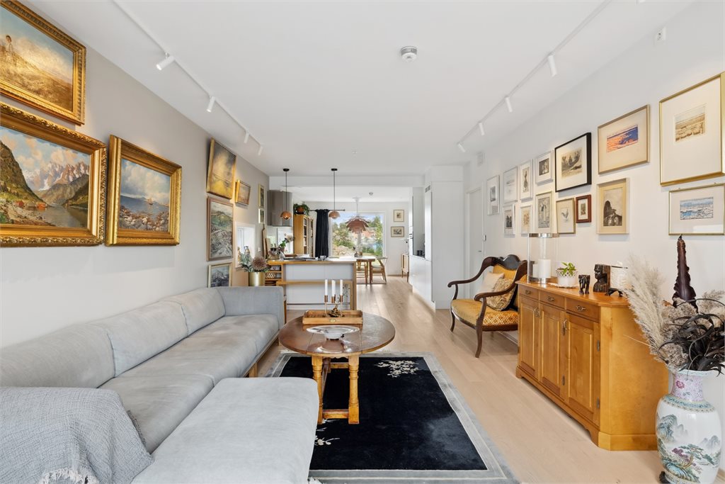 Her har du en åpen løsning mot kjøkken. 