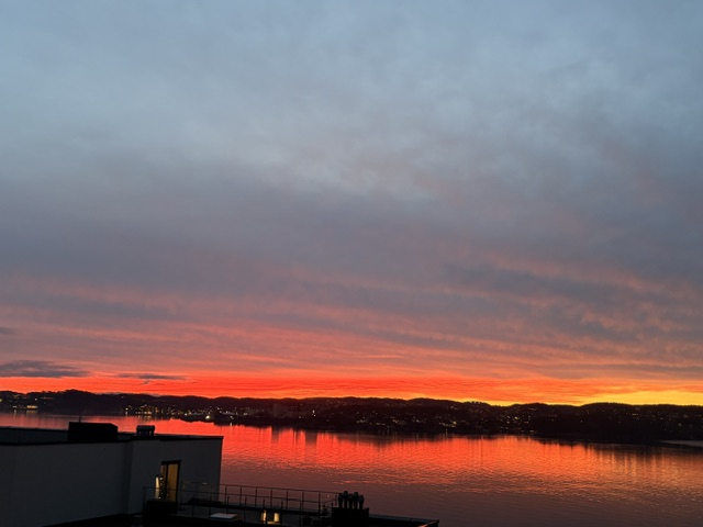 Nydelig utsikt fra stuen og veranda 