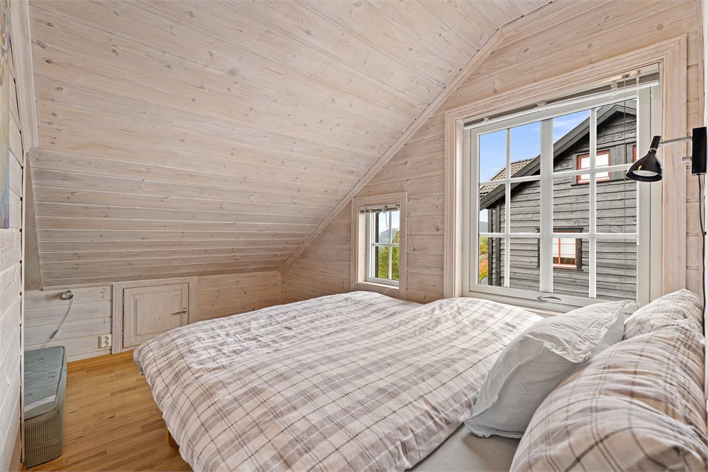 Soverom 2 på loft med bodplass i knevegg 