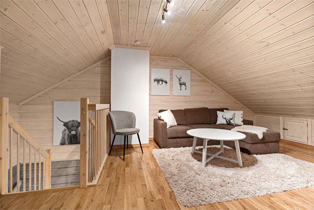 Loftstue med bodplass i knevegg