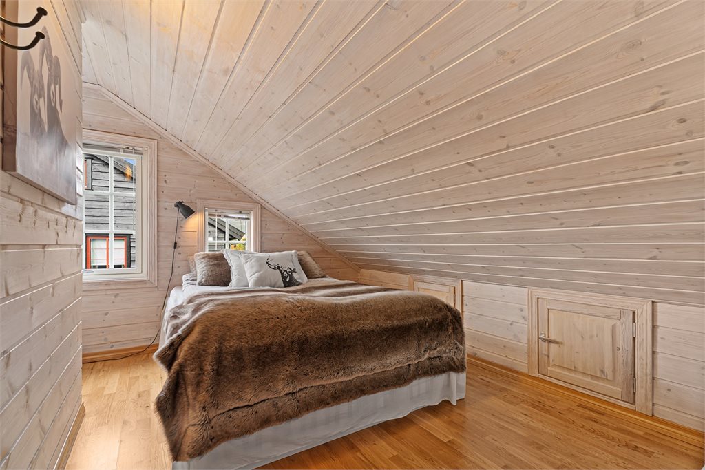 Soverom på loft med bodplass i knevegg 