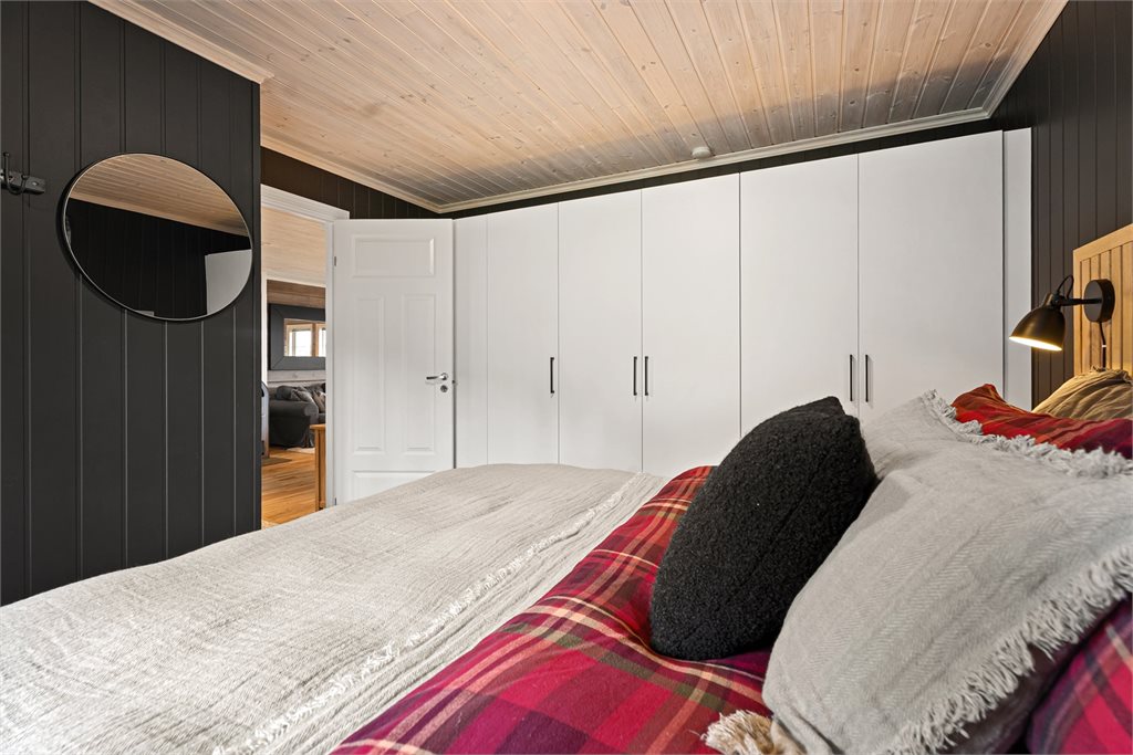 Foreldreværelse på hovedplan - rikelig med garderobeplass 