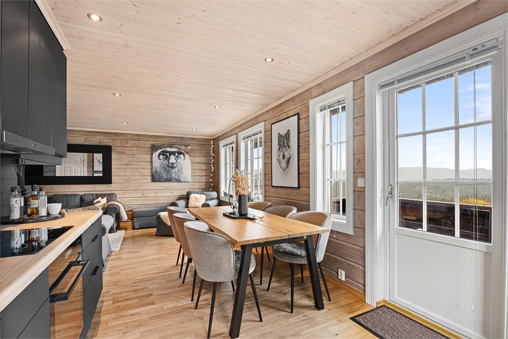 Spisestue/kjøkken med utgang til veranda 