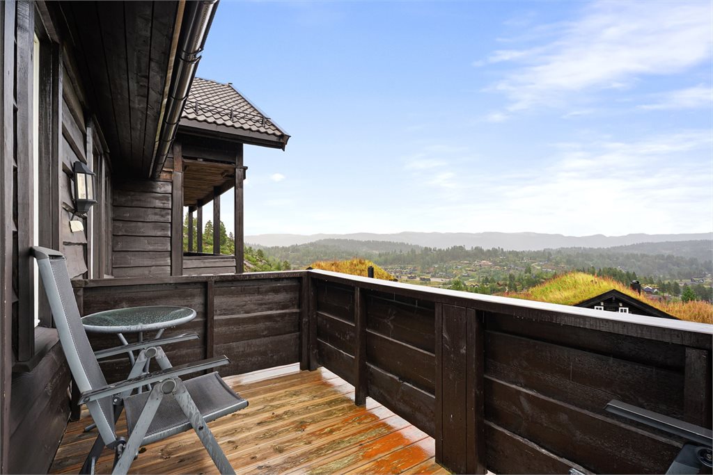 Veranda høyt og luftig, gode solforhold og vidstrakt utsikt 