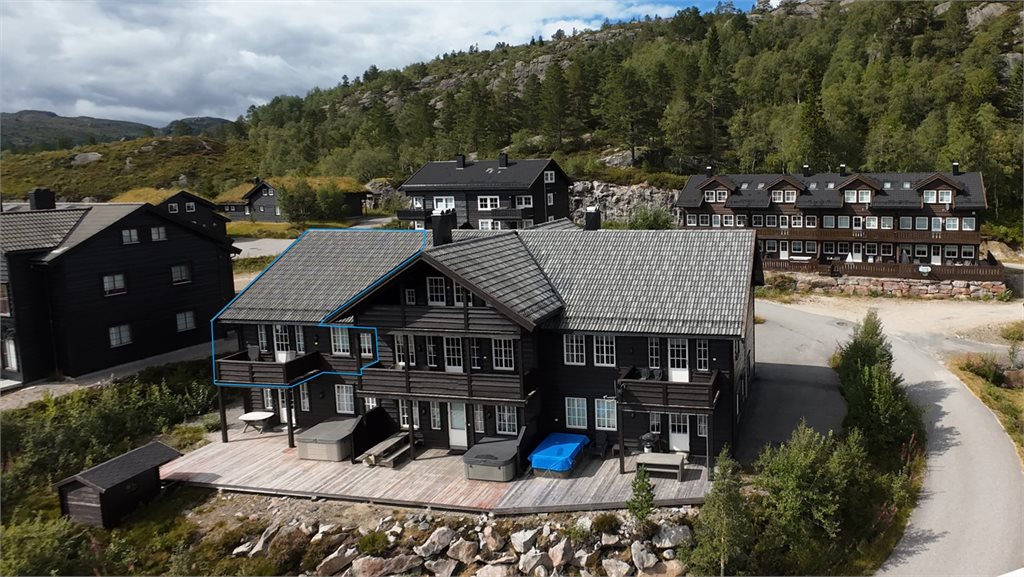 Leiligheten ligger solrikt, høyt og luftig på enden av bygget i 2. og 3. etg.