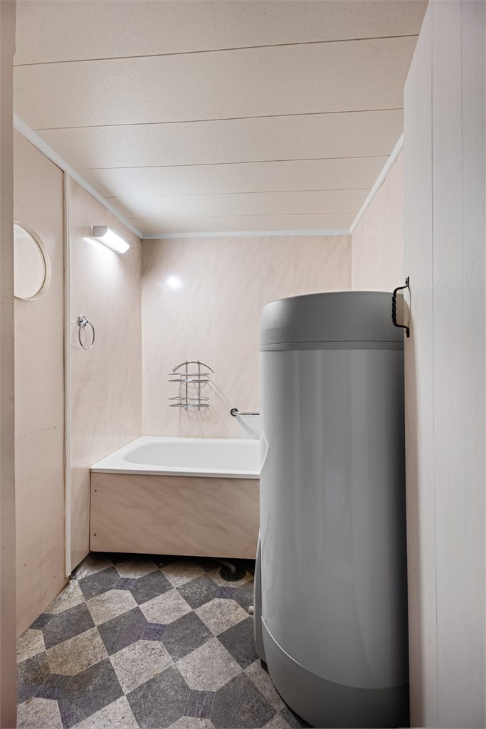 Eget rom med badekar og varmtvannsbereder i underetasjen.