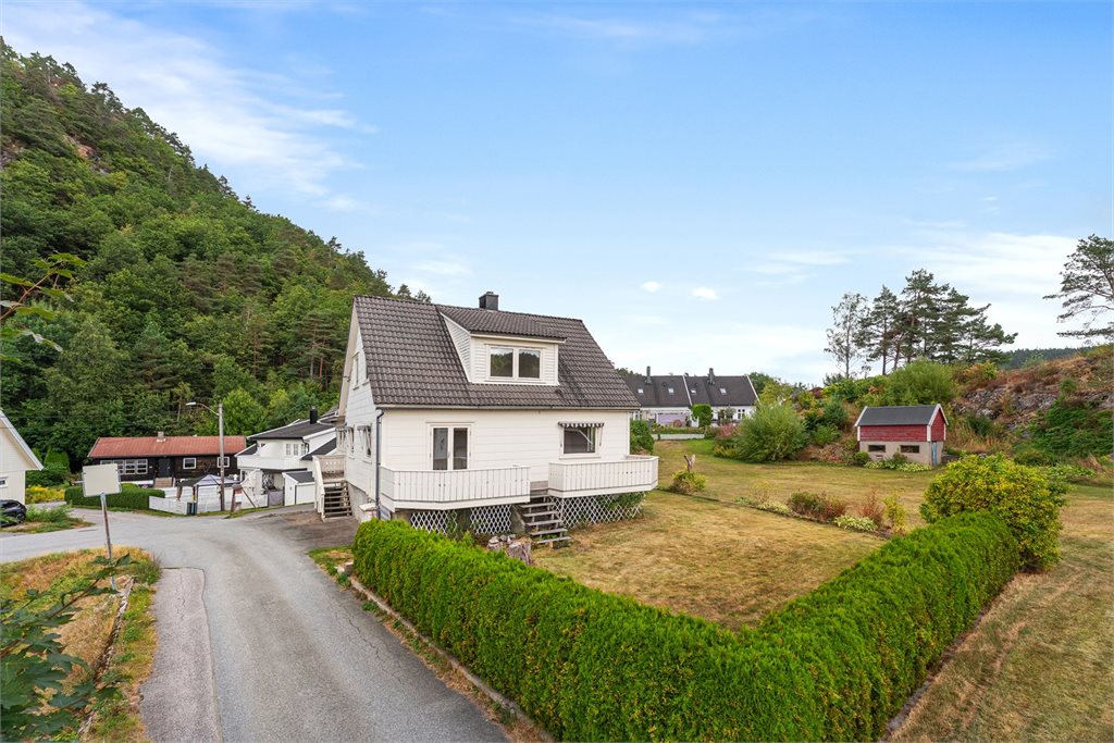Boligen ligger fint til på en romslig tomt med hage, terrasse og naturen tett på.