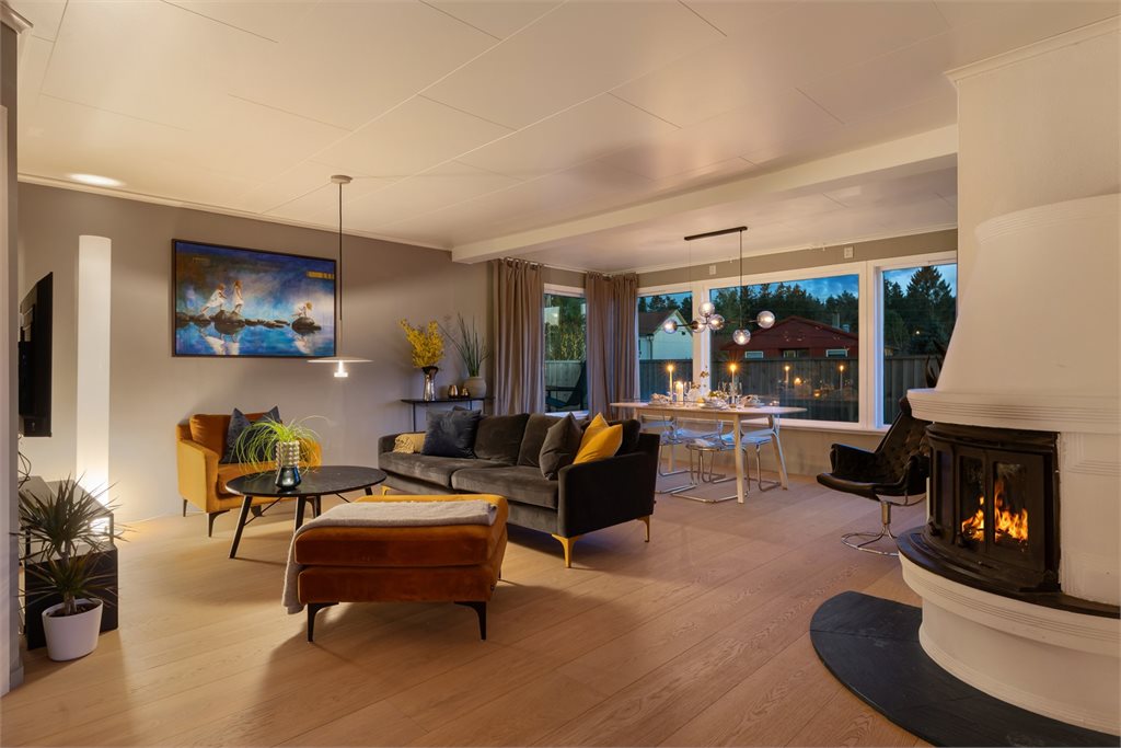 Stue med kveldsstemning