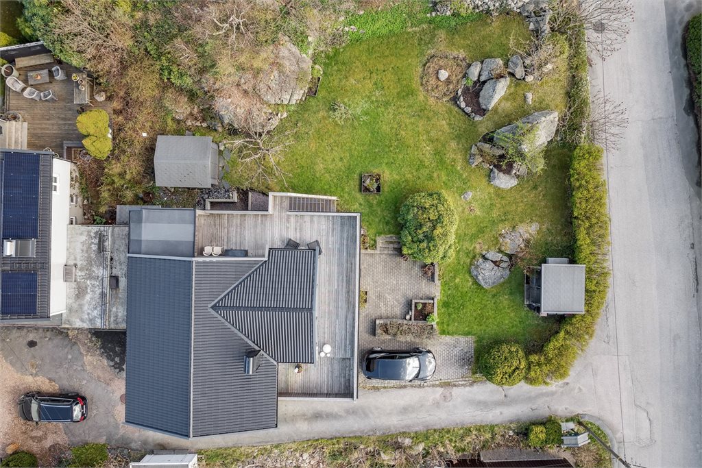 Solrik terrasser med plass til utemøbler – ideell for sommerens måltider og avslapning og mye plass i hagen.